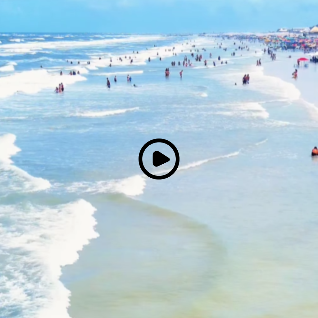 Drone image of Atalaia Beach in Salinópolis, Pará, with a video link to Instagram by photographer Cláudio Custódio